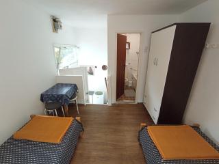 Simple room for 2 with bathroom close to the sea - 0