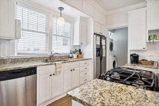 Downtown 3 Bedroom with Tons of Natural Light - Charleston - 2