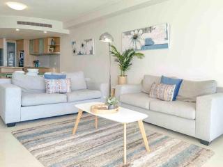Waterfront Elegance with Pool & Jetty Access - Buddina - 8