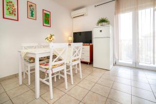 Apartments Karolina with Balcony - Baška (Bescanuova) - 9
