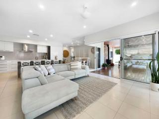 Beachside Bliss - Pool, Cinema & Alfresco Living - Buddina - 6
