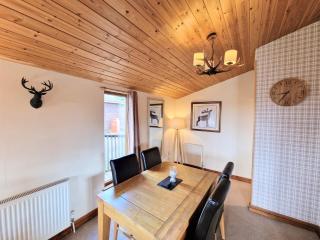 Lomond 5 with Private Hot Tub - Fife - Loch Leven - Lomond Hills - Pet Friendly - Kelty - 3