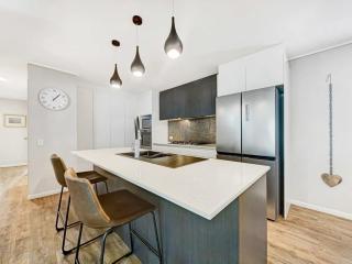 Escape to Emerald Springs - Palm Trees & Pool - Mooloolaba - 5