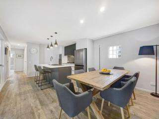 Escape to Emerald Springs - Palm Trees & Pool - Mooloolaba - 4