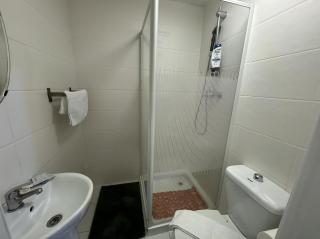 Studio Apartment Sleeps 2 with Ensuite - 6