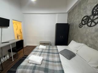 Studio Apartment Sleeps 2 with Ensuite - 4