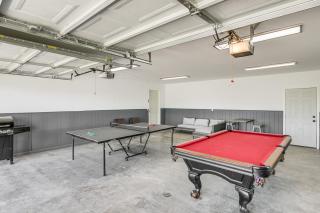 Dry Ridge Farmhouse with Hot Tub and Game Room! - Dry Ridge - 1