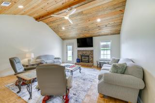 Perry Family Home on 2 Acres with Private Pool - 7