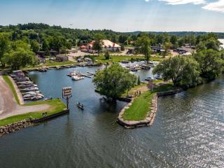 2 Bedroom Harbor Front Condo 5U - Roseneath - 4