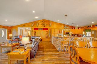 Spacious Ozarks Family Home - Private Pool and Grill - 4