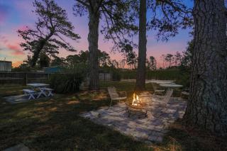 Cottage w Private Creek, Sunroom, Fire Pit, & WiFi - Chincoteague - 4