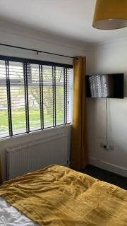3-Bedroom home - TV in every room - Free parking - ideally located in Swansea - 4