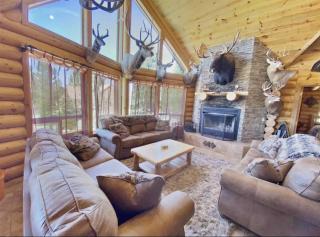 Trophy Room Retreat - Large Lodge Sleeps Up To 15 - 0