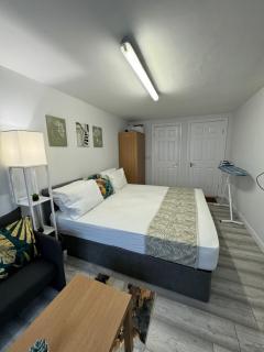 Posh Executive Studio London - Thamesmead - 7