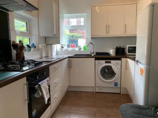 Beautifully Styled 2BR Home with Garden - Manchester - 3