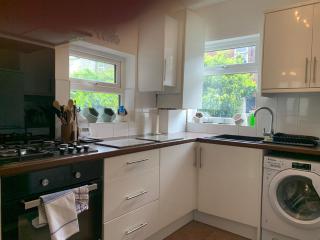 Beautifully Styled 2BR Home with Garden - Manchester - 2