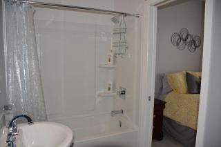 LOCATION LOCATION LOCATION IMMACULATE 1 BEDROOM SUITE - Victoria - 4
