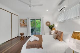 'Tropical Refuge' Classic Queenslander Paradise - Stratford - 4