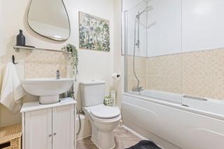 2 Bed 2 Bath flat, free parking - 7