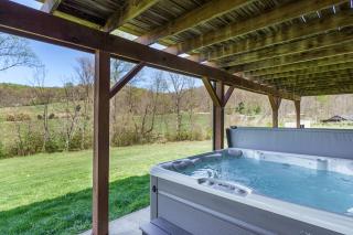 Spacious Cabin Near Hocking Hills and Caves with Hot Tub and Firepit - Laurelville - 6