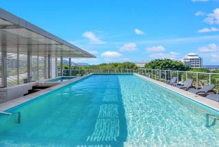 'Escape at Harbour Lights' Poolside Chic in the City - Cairns - 9