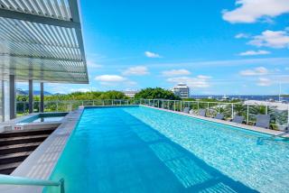 'Escape at Harbour Lights' Poolside Chic in the City - Cairns - 0