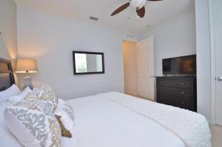 Beautiful Modern Condo, Near Parks-2012 - 1