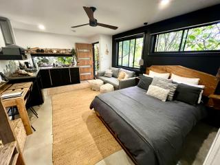 Sunnyside Studio - Pet Friendly Luxury Escape - 6