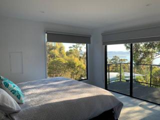 Modern executive house, stunning views over Hobart - Sandy Bay - 7