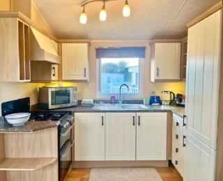 Stunning 6 Berth Caravan For Hire In Norfolk, Close To The Beach, Ref 19129S - Scratby - 3