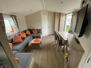 Great Caravan With Central Lounge Wifi At Broadland Sands, Suffolk Ref 20070Bs - Hopton on Sea - 8