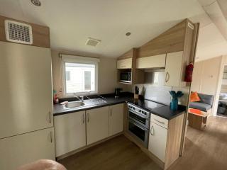 Great Caravan With Central Lounge Wifi At Broadland Sands, Suffolk Ref 20070Bs - Hopton on Sea - 6