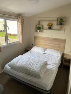 Great Caravan With Central Lounge Wifi At Broadland Sands, Suffolk Ref 20070Bs - Hopton on Sea - 4