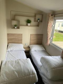 Great Caravan With Central Lounge Wifi At Broadland Sands, Suffolk Ref 20070Bs - Hopton on Sea - 1