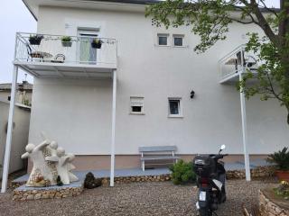 Rooms with a parking space Novi Vinodolski - 21509 - 0