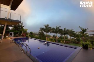 StayVista's Del Lago Farms - Lakeview Villa with Infinity Pool, Projector & Indoor-Outdoor Games - Nashik - 8