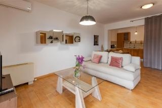 Zen Serenity Retreat with Great Outdoors, Pool & Parking - Áptera - 3