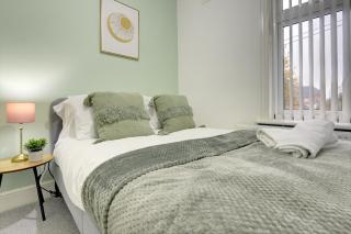 Stunning and Lovely 3 Bed House - Catch 22 - Coventry - 1