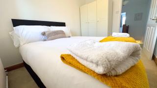 Green Lane LT By Furnished Accommodation - Drive Way Parking - Big House - Airport Contractors - Relocating Families - 7