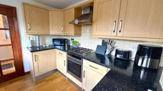 Green Lane LT By Furnished Accommodation - Drive Way Parking - Big House - Airport Contractors - Relocating Families - 4