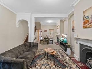 Fancy 4 BR House with Parking - ICC&Darling Harbour-8 mins walk - Sydney - 6