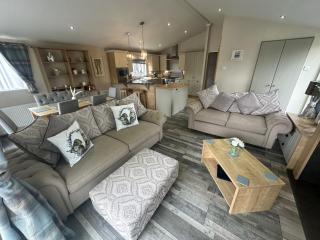Indulgence lakeside lodge i1 with hot tub, private fishing peg situated at Tattershall Lakes Country Park - 4