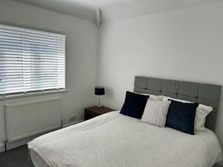 Montrose House 3 bedroom home with Parking - Frodingham - 4