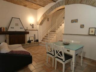 SCAPPO IN UMBRIA, nel vicolo - 5