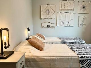 Sweet Stay with fully fenced yard - Sanford - 3
