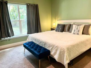 Sweet Stay with fully fenced yard - Sanford - 1