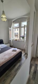 Old Square view apartment - 1