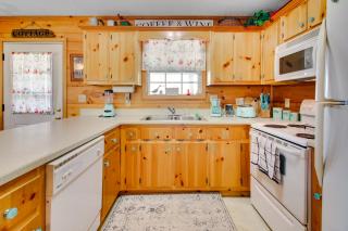 Cozy Cabin with Grill and Fire Pit By Dale Hollow Lake - Frogue - 3