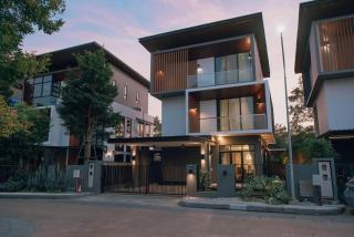 Modern tropical house 3BR common pool near city - 4
