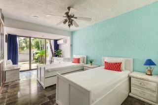 Large House - walking to beach - 10 guests! - 2